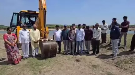 રાણાવાવ: રાણાવાવના મોકર ગામે પંચાયત સિંચાઈ વિભાગ દ્વારા ૩૮.૫૩ લાખના ખર્ચે ફાડસર તળાવ ઉડું ઉતારાશે
