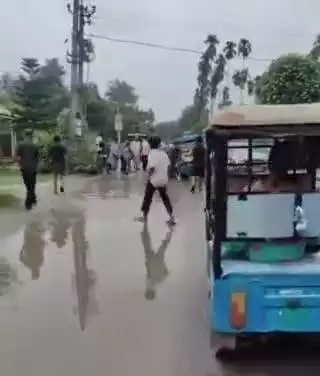 গোৰেশ্বৰৰ সুৱাগপুৰত পথ দুৰ্ঘটনা।পথৰ দুৰৱস্থাৰ বাবে ই ৰিক্সা দুৰ্ঘটনাস্থ হৈ গুৰুতৰভাৱে আহত হয় এগৰাকী মহিলা।