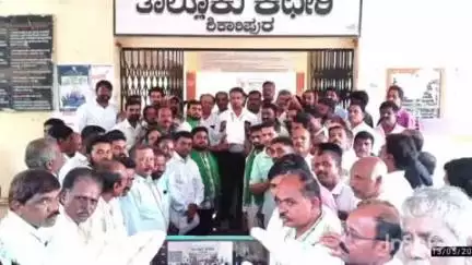 ಶಿಕಾರಿಪುರ: ಅಡಿಕೆ ಖೇಣಿದಾರರ ಅವೈಜ್ಞಾನಿಕ ನಿಯಮ ರದ್ದುಗೊಳಿಸುವಂತೆ ಆಗ್ರಹಿಸಿ ಪಟ್ಟಣದಲ್ಲಿ ರೈತರ ಪ್ರತಿಭಟನೆ