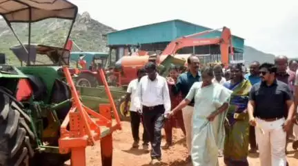 ஸ்ரீவில்லிபுத்தூர்: அலுவேளாண்மை இயந்திரங்கள் மற்றும் கருவிகளின் பராமரிப்பு முகாமினை ஆட்சியர் தொடங்கி வைத்தார். வேளாண் கல்லூரி மாணவர்கள் பொறியாளர்கள் பங்கேற்பு