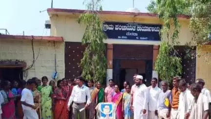 ಸೇಡಂ: ನರೇಗಾ ಯೋಜನೆಯ ಕೆಲಸಕ್ಕಾಗಿ ಕೂಲಿಕಾರರಿಂದ ಮದನಾ ಗ್ರಾಪಂ ಮುಂದೆ ಪ್ರತಿಭಟನೆ #localissue