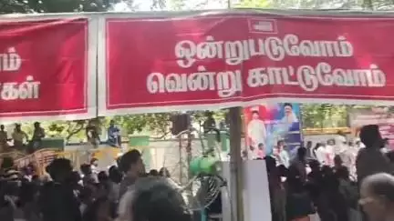 எழும்பூர்: ராஜரத்தின மைதானம் அருகே பெப்சி தொழிலாளர்கள் ஆர்ப்பாட்டம்