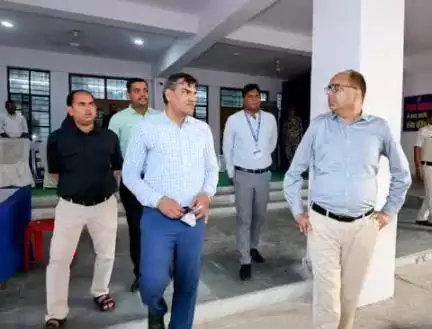 जिला निर्वाचन पदाधिकारी-सह-जिलाधिकारी, पटना द्वारा फुलवारीशरीफ प्रखण्ड परिसर अवस्थित वेयरहाउस में ईवीएम-वीवीपैट के प्रथम स्तरीय जांच  (FLC) कार्य का निरीक्षण किया गया।