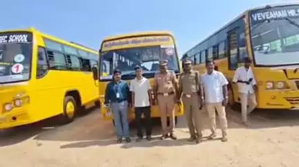 தாராபுரம்: தாராபுரம் அருகே வட்டாரப் போக்குவரத்து அலுவலர்கள் பள்ளி வாகனங்களை ஆய்வு மேற்கொண்டனர்