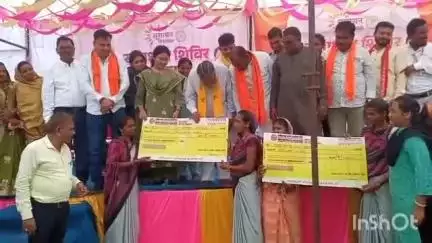 डौण्डी: सुशासन तिहार में महिलाओं को मिला जॉब कार्ड, महिलाओं ने आवेदन के त्वरित समाधान पर व्यक्त की प्रसन्नता