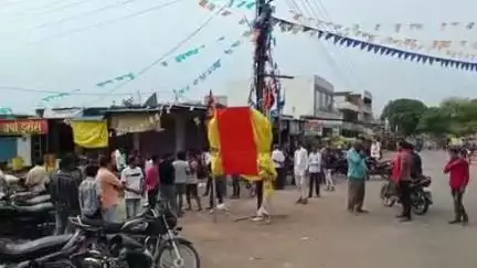 किनवट: इस्लापूर येथील छत्रपती शिवाजी महाराज यांच्या तैलचित्राची विटंबना, आरोपीस अटक करण्याची गावकऱ्यांची मागणी