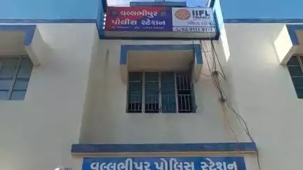 વલ્લભીપુર: તાલુકાના ભોજપરા ગામેથી ચોરી થયેલા પશુઓને મૂળ માલિકને સોંપતી વલ્લભીપુર પોલીસ