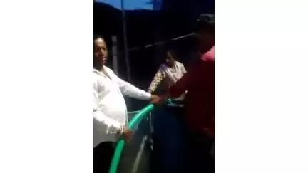कारंजा: शहरातील प्रभाग सात मध्ये पाण्याच्या भीषण टंचाईने काँग्रेस कमिटी तथा शाळा समितीचे अध्यक्ष शहा यांचे मोफत पाणी वाटप # Jans