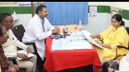 నార్కెట్​పల్లి: మండల కేంద్రంలోని ప్రాథమిక ఆరోగ్య కేంద్రాన్ని ఆకస్మికంగా తనిఖీ చేసిన జిల్లా కలెక్టర్ ఇలా త్రిపాఠి