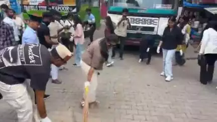 ददाहू: स्वच्छ भारत अभियान के तहत एनएसएस यूनिट के स्वयंसेवियों ने ददाहू बस अड्डे में की सफाई