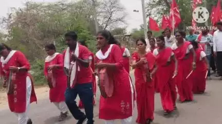 నెల్లికుదురు: అర్హులైన వారందరికీ ఇందిరమ్మ ఇళ్లు ఇవ్వాలని మండల కేంద్రంలో సీపీఐ ఎంఎల్ న్యూడెమోక్రసీ ఆధ్వర్యంలో భారీ ర్యాలీ నిర్వహణ
