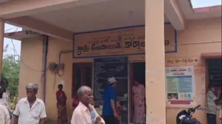 ఇల్లందకుంట: శ్రీరాములపల్లి గ్రామ పంచాయతీ కార్యాలయంలో విచారణ చేపట్టిన ఎంపీఓ రాజేశ్వరరావు, ఇరు వర్గాల కార్మికుల మధ్య ఘర్షణ
