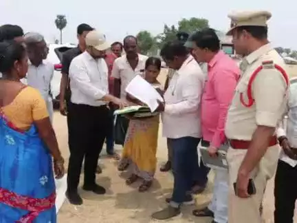 చివ్వెంల: జిల్లాలో చివరి గింజ వరకు ధాన్యం కొనుగోలు: తిరుమలగిరిలో రైతులకు భరోసా ఇచ్చిన కలెక్టర్ తేజస్
