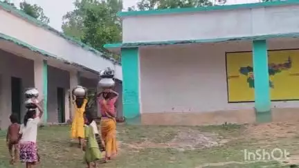 महुआडांड़: छगरही के उत्क्रमित प्राथमिक विद्यालय में मध्यान भोजन नदी के पानी से बन रहा है #jansamasya