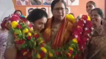 दक्षिण सोलापूर: सिव्हिल चौकातील पक्ष कार्यालयात माजी अध्यक्षांच्या अनुपस्थितीत रोहिणी तडवळकरांनी स्वीकारला भाजप शहराध्यक्षपदाचा पदभार...