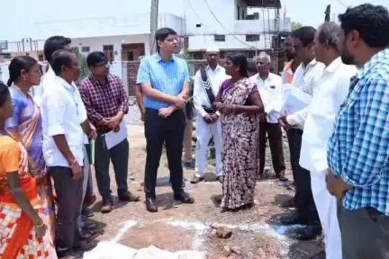 లింగంపేట్: పేద వర్గాల కుటుంబాలకి ప్రభుత్వం ఆర్థిక సహాయం చేస్తుంది : ముస్తాపూర్ లో జిల్లా కలెక్టర్ అశిష్ సంగ్వాన్