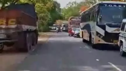 గంగాధర: గంగాధర లో సాంకేతిక సమస్యతో మూసుకుపోయిన రైల్వే గేట్ రోడ్డుకు ఇరువైపులా నిలిచిపోయిన వేలాది వాహనాలు