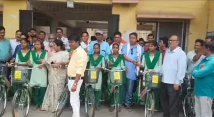 कलियासोल: कलियासोल प्रखंड कार्यालय में स्कूली बच्चों को बांटी गईं साइकिलें , छात्र-छात्राओं में खुशी का माहौल