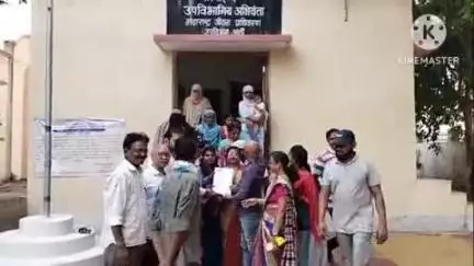 आर्वी: पाणी प्रश्न पेटला मजिप्राच्या दारातच दिलीप पोटफोडे यांनी केले मुंडन.. शुक्रवारी तेरवी करण्याचा इशारा
#Jansamasya