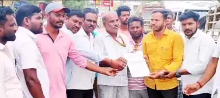 ಮಾನ್ವಿ: ಏಮ್ಸ್ ಸಂಸ್ಥೆ ಮಂಜೂರಿಗೆ ಆಗ್ರಹಿಸಿ:ಪಟ್ಟಣದಲ್ಲಿ‌ ಪೋತ್ನಾಳ್ ಗ್ರಾಮಸ್ಥರಿಂದ ಪ್ರತಿಭಟನೆ