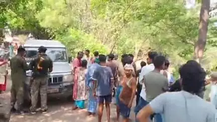 पाकुड़िया: ढेकिडूडा प्रधानटोला के पास पेड़ से लटका अज्ञात युवक का शव बरामद