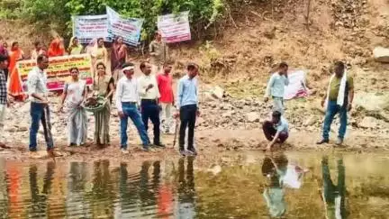 मोहखेड़: जन अभियान परिषद की टीम ने ग्राम विजयगढ़ की नदी की सफाई में श्रमदान किया