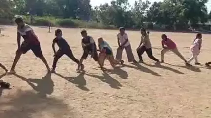 சிவகிரி: செல்போனுக்கு குட் பாய் சொல்லி விளையாட்டு பயிற்சிகளில் கவனம் செலுத்தும் மாணவச் சிறுவர்கள்