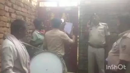 पुनपुन: मनोरा और अलबकसपुर गांव में आरोपी के घर पर पुनपुन पुलिस ने इश्तहार चिपकाए