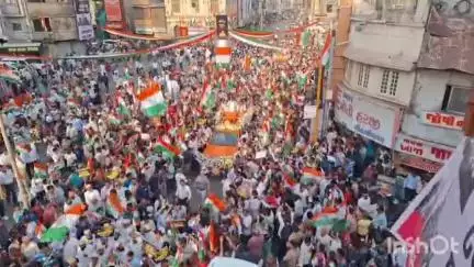 અડાજણ: સુરતના ભાગળમાં ભારતીય સેનાના જવાનોનું અભીવાદન કરવા તિરંગા યાત્રા યોજાઈ,હજારોની સંખ્યામાં લોકો જોડાયા