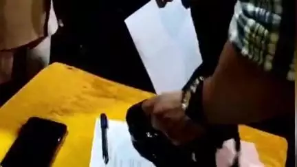 বিহপুৰীয়া: ২ নং কৰুণাবাৰীত ৪০ টা ড্ৰাগছ ভৰ্তি কন্টেনাৰৰ সৈতে আটক এজন যুৱকক লালুক আৰক্ষীৰ