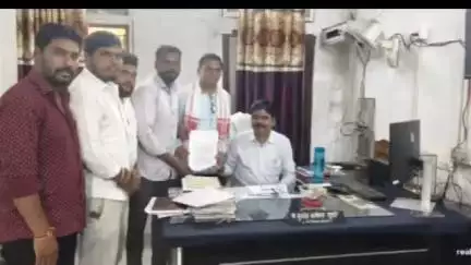 अहेरी: आलापल्ली ग्रामपंचायतेत तेंदुपत्ता लिलाव प्रक्रियेत घोळ करणाऱ्यांवर  कारवाई करा गटविकास अधिकारी यांना भाजपचे निवेदन