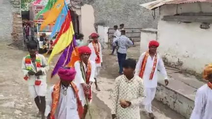 गांव धनोरा में बाबा रामदेव जी का मंदिर का नवनिर्माण कार्य में गोविन्दपुरा से शोभायात्रा निकाली