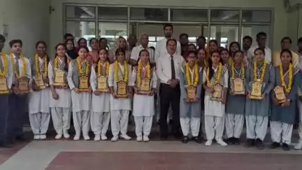सैफई: बदायूं सांसद आदित्य यादव ने मेधावियों का किया सम्मान, एसएस मेमोरियल सैफई का परीक्षा परिणाम शत-प्रतिशत