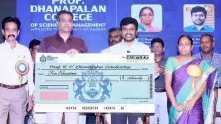 திருப்போரூர்: படூரில் தனியார் கல்லூரியின் சார்பில் 5 மாணவ, மாணவிகளுக்கு மூன்றாண்டுகள் மேல்நிலை படிப்பினை படிப்பதற்கான உதவித் தொகையினை மாவட்ட ஆட்சியர் வழங்கினார்