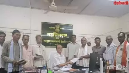 मनोरा: वाशिम: कर्ज मुक्ती अर्ज सादर करण्यासाठी शेतकऱ्यांची तहसीलवर झुंबड