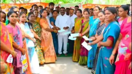 నూతనకల్: మండల కేంద్రంలోని తాహాసిల్దార్ కార్యాలయంలో లబ్ధిదారులకు కళ్యాణ లక్ష్మి, షాదీ ముబారక్ చెక్కులను పంపిణీ చేసిన MLA మందుల