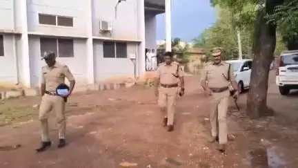ಕಮಲನಗರ: ಭೋಪಾಳಗಡ್ ಗ್ರಾಮದಲ್ಲಿ ಪತ್ನಿ ಮೇಲೆ ಸಂಶಯ ಪಡುತಿದ್ದ ಪತಿ; ಕುಡುಗೊಲಿನಿಂದ ಕೊಚ್ಚಿ ಪತ್ನಿ ಕೊಲೆ