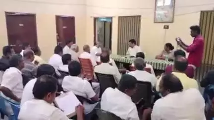 பவானி: மகளிர் காவல் நிலையத்தில் அம்மாபேட்டை டோல்கேட் அமைக்க கூடாது என வலியுறுத்தி டிஎஸ்பி எம் எல் ஏ உள்ளிட்டோர் பலர் கலந்து கொண்ட கூட்டம் நடைபெற்றது
