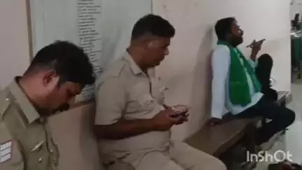 ಪಿರಿಯಾಪಟ್ಟಣ: ಚಿಕ್ಕನೇರಳೆ ಸೊಸೈಟಿಯಲ್ಲಿ ಠೇವಣಿ ಹಣ ಗುಳುಂ:. ಎ.ಆರ್.ಸೇರಿ ಸಿಬ್ಬಂದಿಗೆ ದಿಗ್ಬಂಧನ ಹಾಕಿದ ದಿಗ್ಭಂಧನ ರೈತ ಮುಖಂಡರು