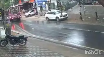 കൊയിലാണ്ടി: ചെറിയ കുമ്പളത്ത് സ്വകാര്യ ബസും ടിപ്പർ ലോറിയും കൂട്ടിയിടിച്ച് നിരവധി പേർക്ക് പരിക്കേറ്റു