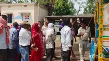 चकाई: बौने गांव में दहेज़ नहीं देने पर ससुराल पक्ष ने की दो बच्चों की मां की हत्या, शव पेड़ से लटकाया