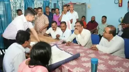 টিহু ভাগ: নলবাৰীৰ টিহুত নিৰ্মাণ হৈ থকা দুইলেনযুক্ত পথৰ লগতে দলঙৰ কামকাজৰ অগ্ৰগতিৰ বুজ লয় মন্ত্ৰী ৰণজিৎ কুমাৰ দাস,বিভাগীয় লোকৰ বৈঠক