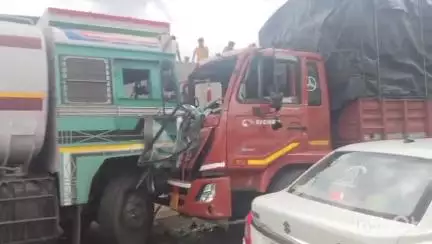 खेड: मुंबई-गोवा महामार्गावर खोपी फाटा येथे टँकर आणि ट्रकमध्ये समोरासमोर जोरदार धडक होऊन अपघात, चालक गंभीर जखमी