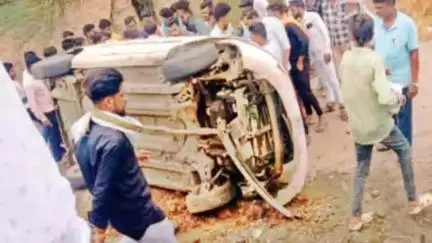 उमरखेड: पुसद-उमरखेड रोडवरील हॉटेल आदित्यसमोर भरधाव कारने चौघांना उडवले, उमरखेड पोलिसांनी कार चालकास केली अटक