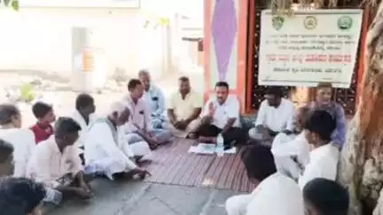 ಗುರುಮಿಟ್ಕಲ್: ಮಲ್ಲಾಪುರ ಗ್ರಾಮದಲ್ಲಿ ಕೃಷಿ ಅಧಿಕಾರಿಗಳಿಂದ ರೈತ ಜಾಗೃತಿ ಸಭೆ
