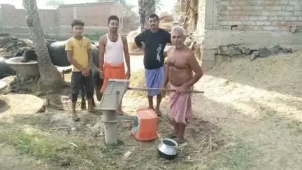 महागामा प्रखंड क्षेत्र के समदा गांव में सड़क किनारे लगा सरकारी चापाकल 3 महीने से है खराब ग्रामीण पानी को लेकर है परेशान