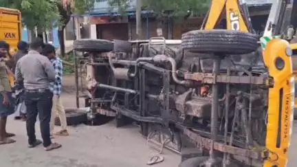 நத்தம்: கோபால்பட்டி அருகே சாலை தடுப்பில் மோதி பால் வேன் விபத்து  அதிர்ஷ்டவசமாக ஓட்டுனர் உயிர் தப்பினார்