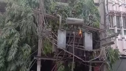 मैरवा: मझौली चौक पर ट्रांसफॉर्मर में लगी आग, लोगों में मची अफरा-तफरी