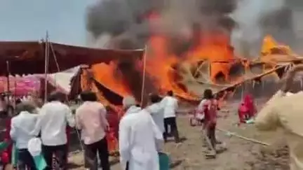 मुखेड: सावरगाव येथील लग्णात फटाक्यांच्या आतिषबाजीमुळे लग्ण मंडपाला लागली आग; पत्रवाळ्या हातात घेऊन व-हाडी पळाले #Videoviral