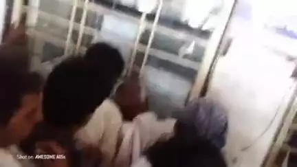 hospital mai parchi nahi kat rahe hai yaha par atyadhik bhid bhi hai jisase logo pareshani aa rahi haai